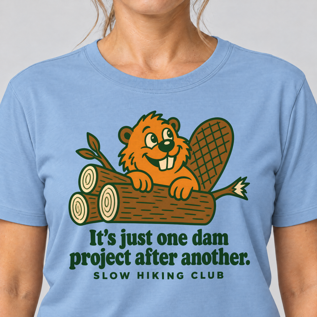 Nahaufnahme des Drucks: One dam project after another – T-Shirt Unisex in Himmelblau, von einer Frau getragen
