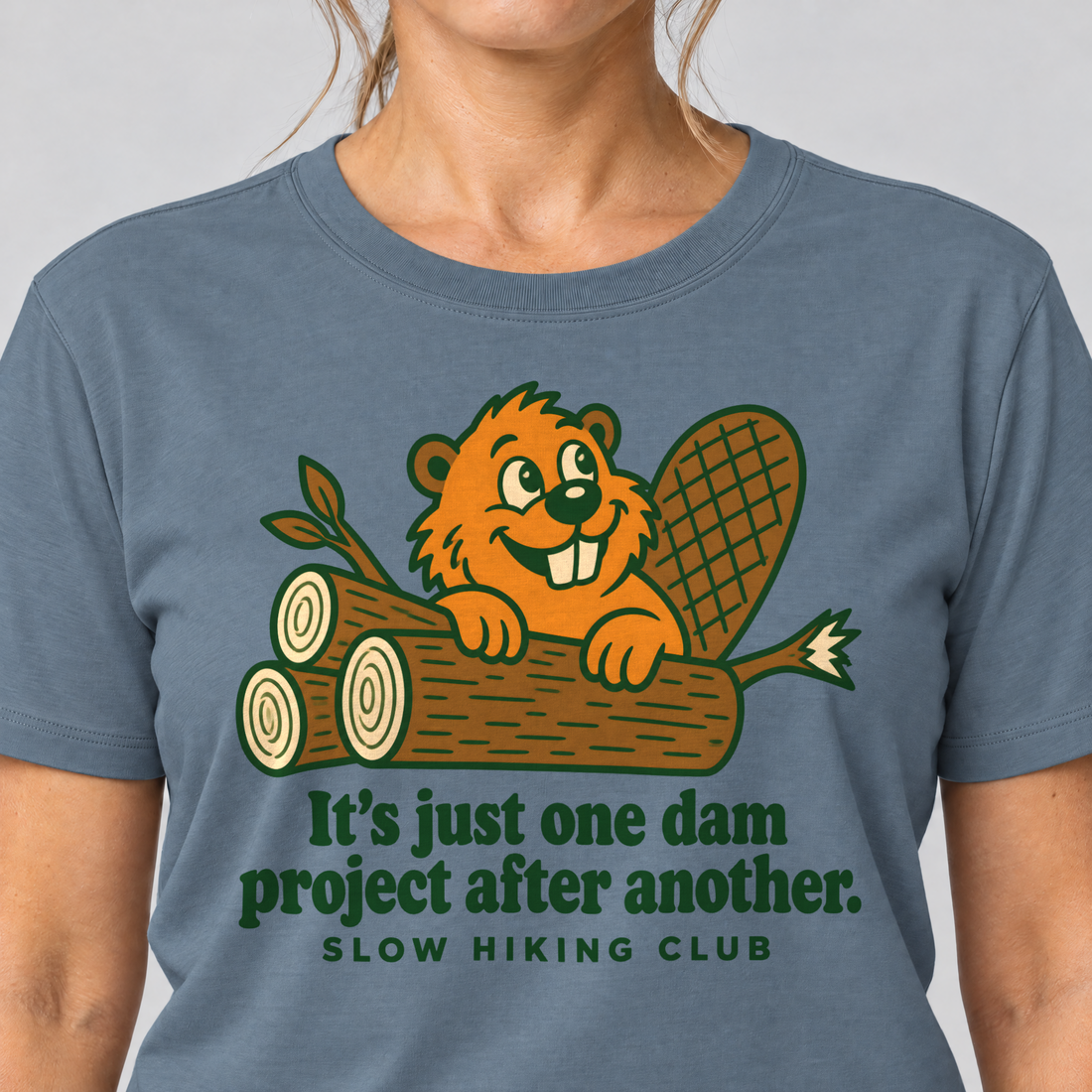 Nahaufnahme des Drucks: One dam project after another – T-Shirt Unisex in Steinblau, von einer Frau getragen