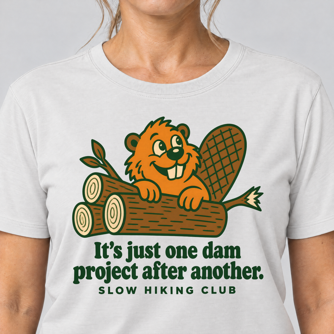 Nahaufnahme des Drucks: One dam project after another – T-Shirt Unisex in Weiß, von einer Frau getragen
