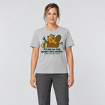 Frau trägt One dam project after another – T-Shirt Unisex in Hellgrau, Ansicht von vorn