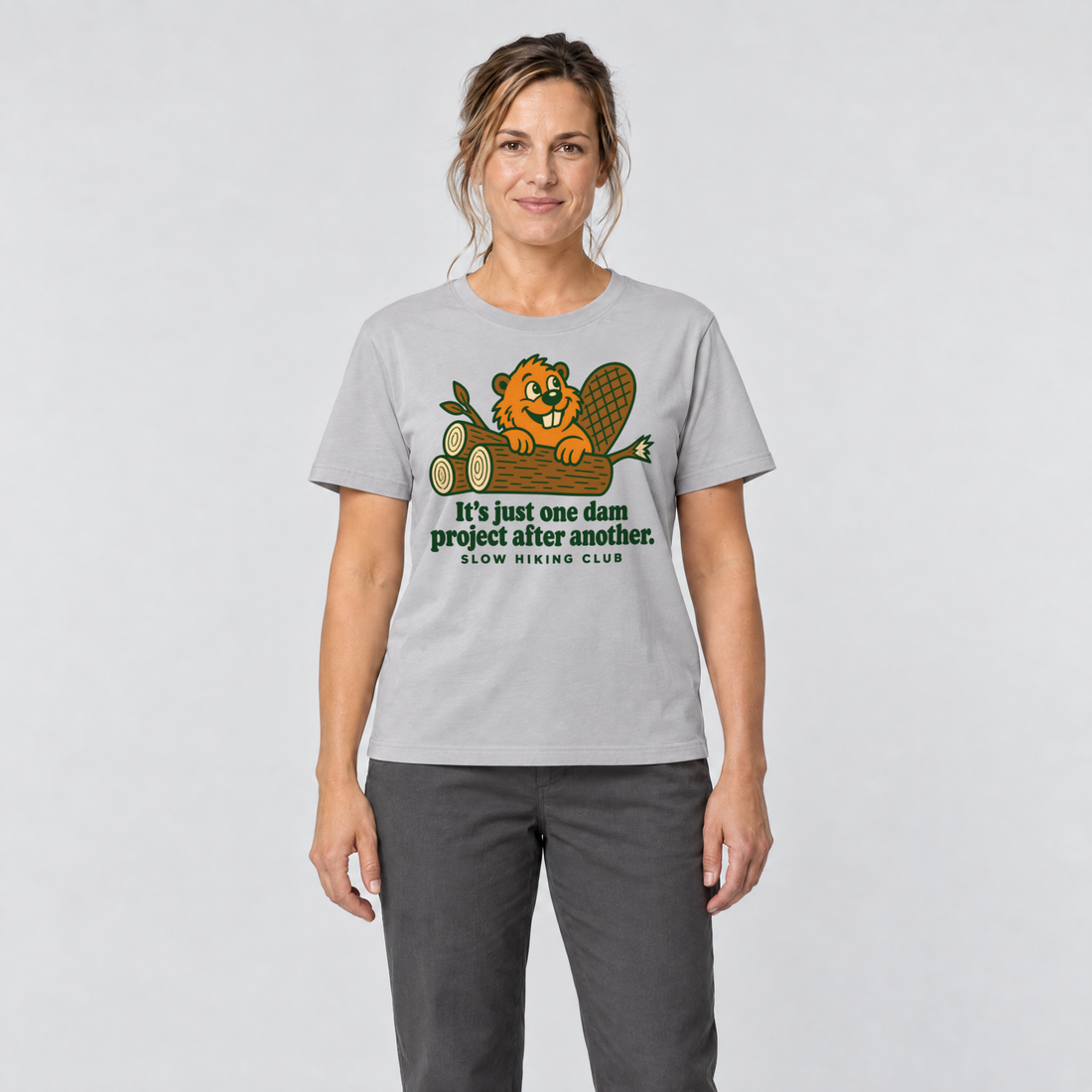Frau trägt One dam project after another – T-Shirt Unisex in Hellgrau, Ansicht von vorn