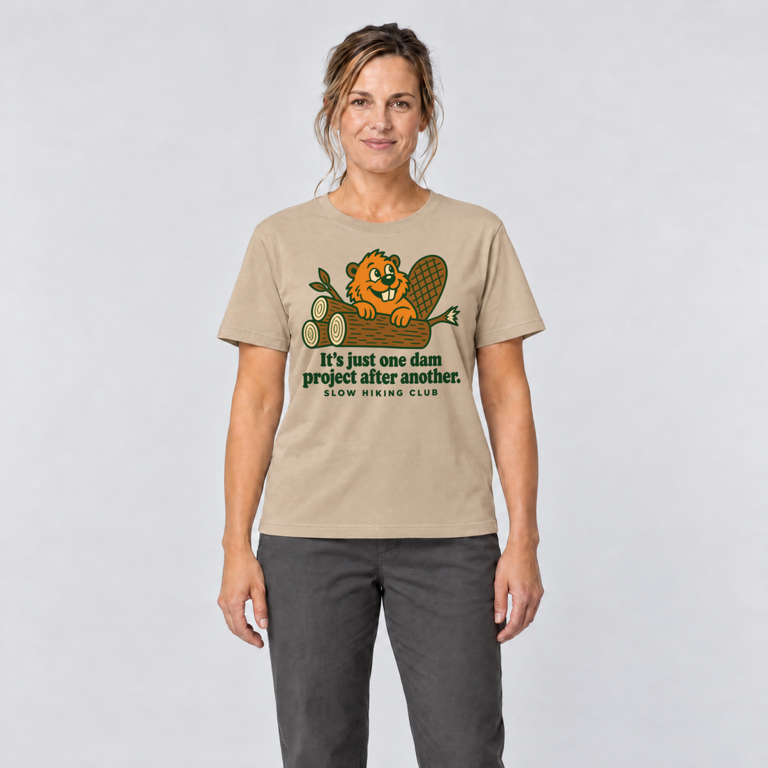 Frau trägt One dam project after another – T-Shirt Unisex in Sand, Ansicht von vorn