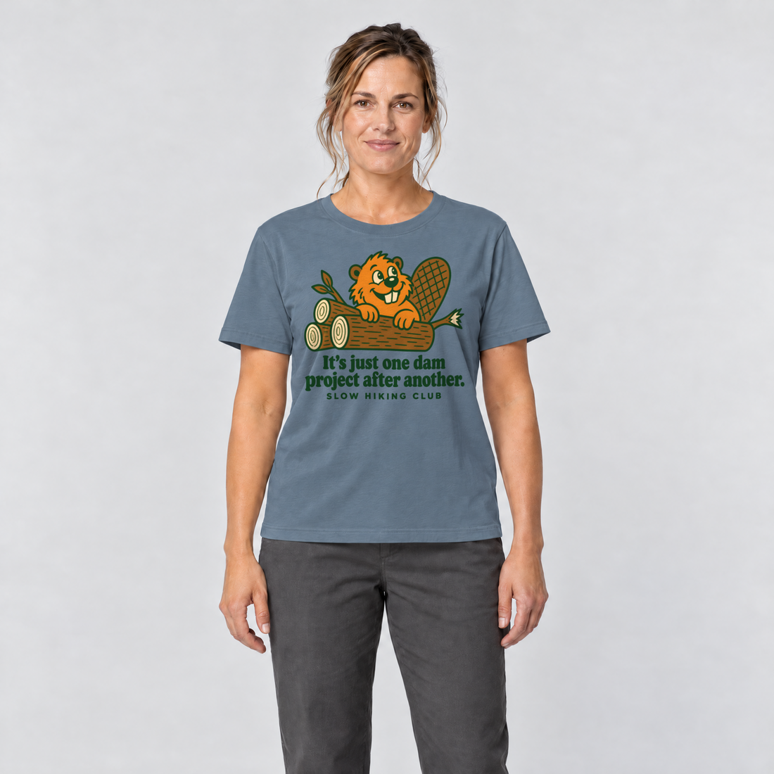 Frau trägt One dam project after another – T-Shirt Unisex in Steinblau, Ansicht von vorn