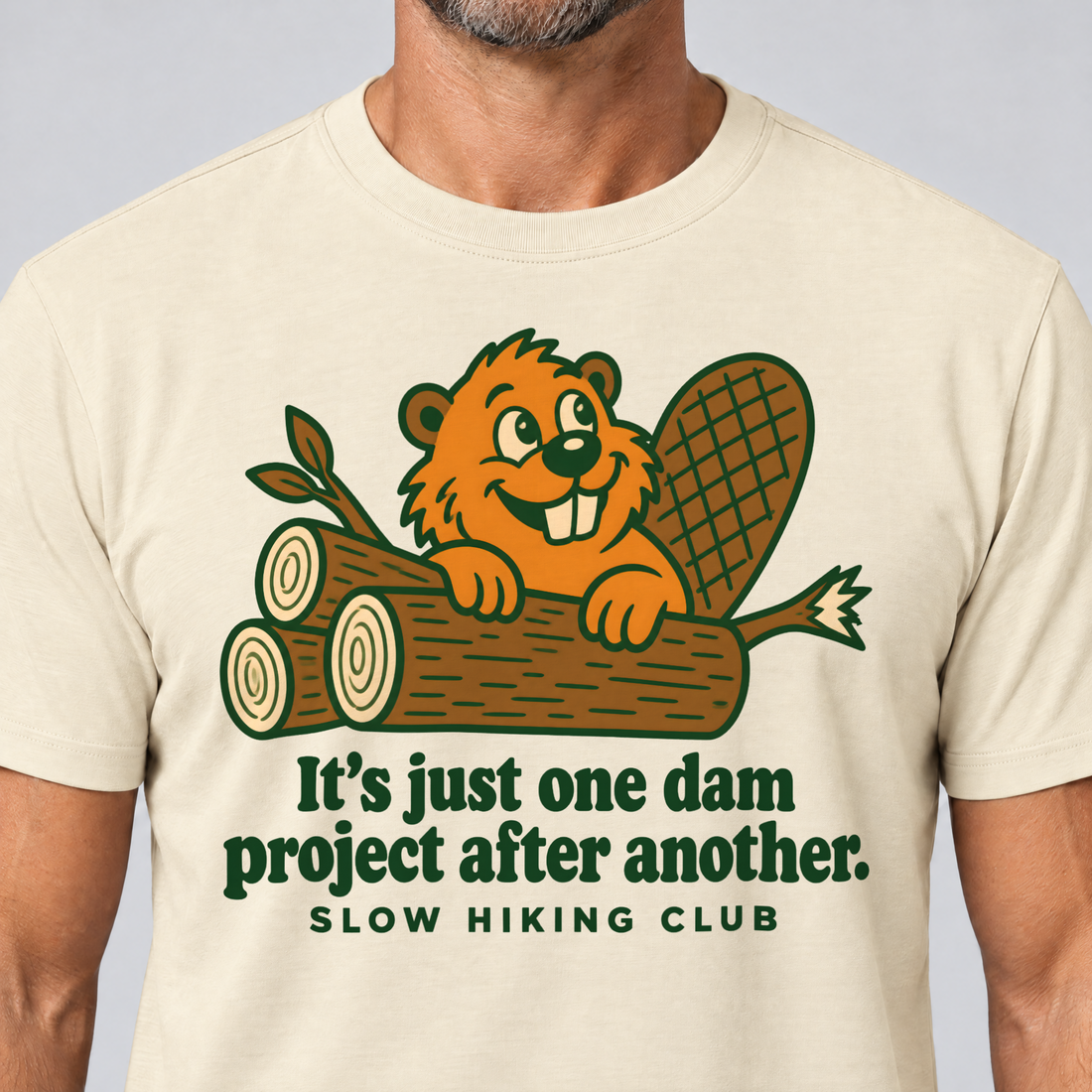 Nahaufnahme des Drucks: One dam project after another – T-Shirt Unisex in Natur, von einem Mann getragen