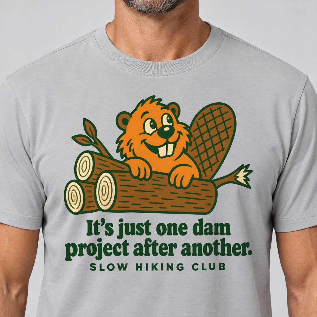 Nahaufnahme des Drucks: One dam project after another – T-Shirt Unisex in Hellgrau, von einem Mann getragen