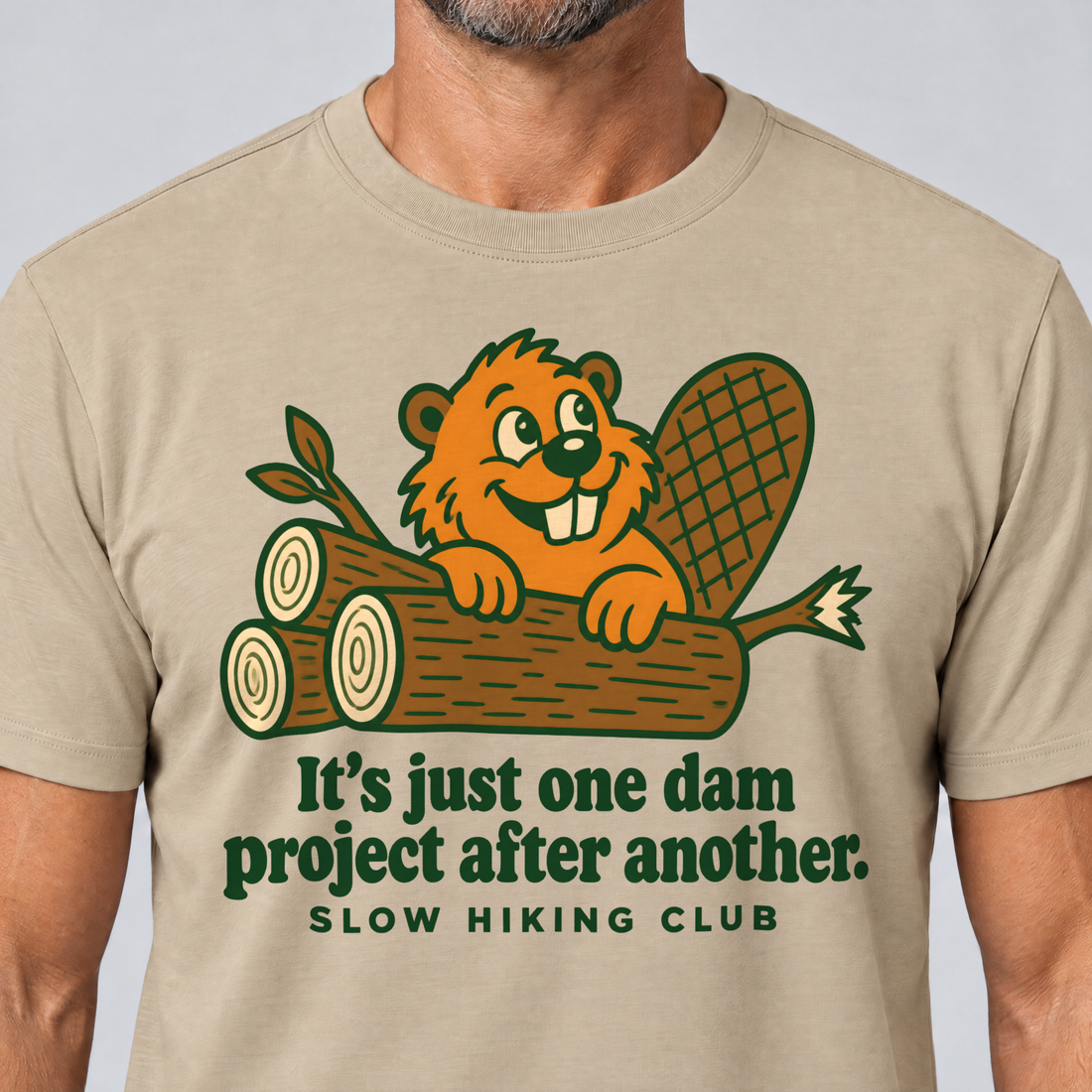 Nahaufnahme des Drucks: One dam project after another – T-Shirt Unisex in Sand, von einem Mann getragen