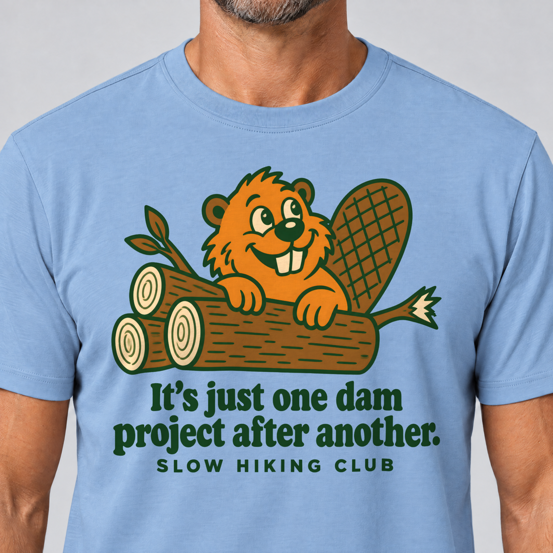 Nahaufnahme des Drucks: One dam project after another – T-Shirt Unisex in Himmelblau, von einem Mann getragen