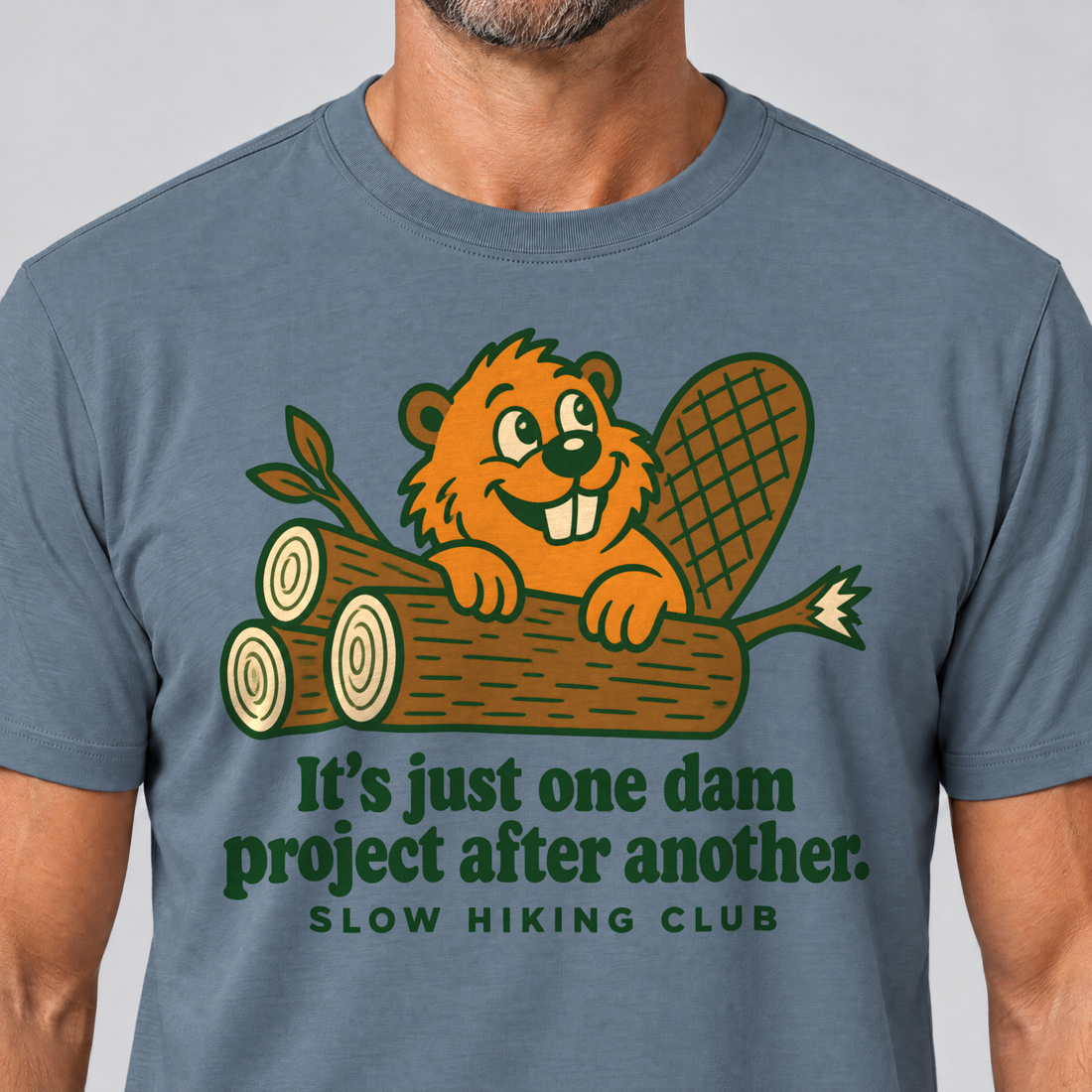 Nahaufnahme des Drucks: One dam project after another – T-Shirt Unisex in Steinblau, von einem Mann getragen