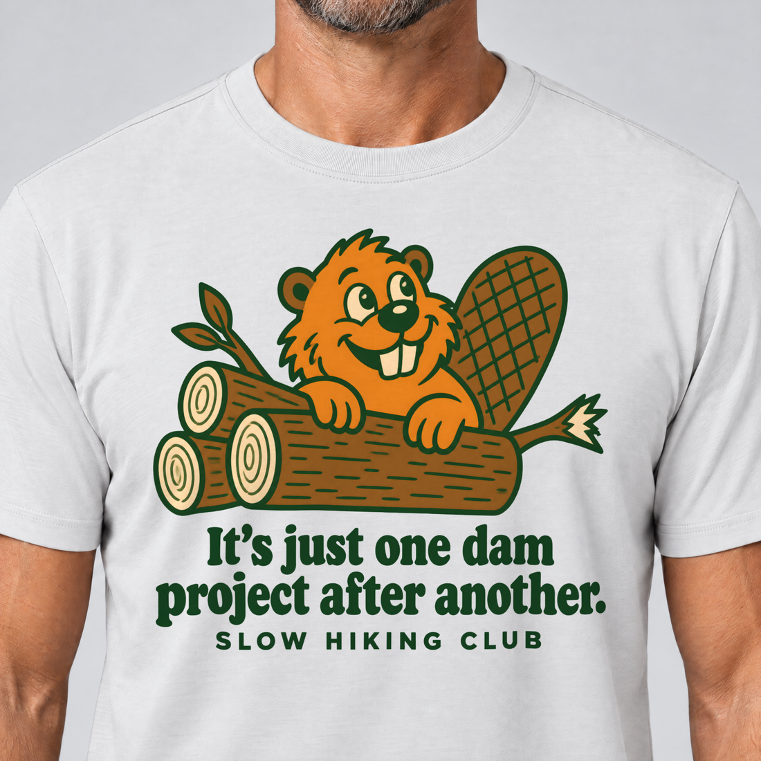 Nahaufnahme des Drucks: One dam project after another – T-Shirt Unisex in Weiß, von einem Mann getragen