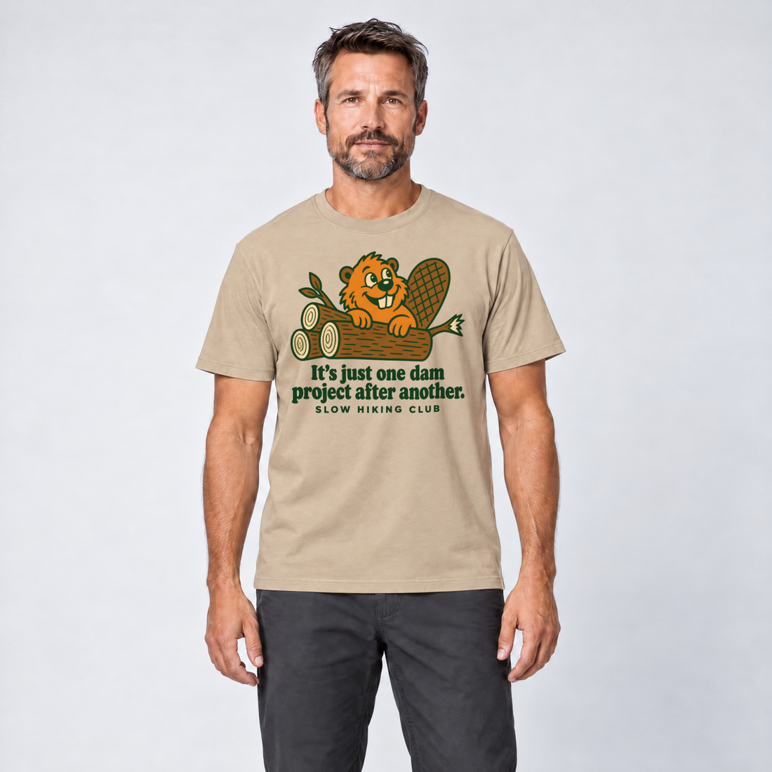 Mann trägt One dam project after another – T-Shirt Unisex in Sand, Ansicht von vorn