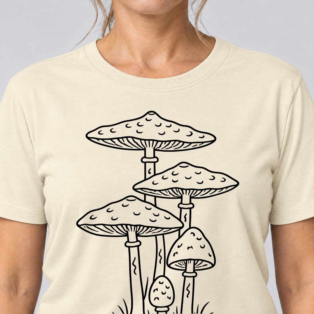 Nahaufnahme des Drucks: Parasolpilze – T-Shirt Unisex in Natur, von einer Frau getragen