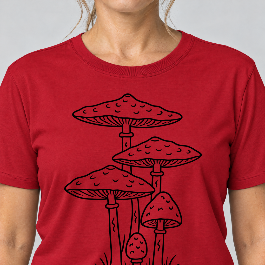 Nahaufnahme des Drucks: Parasolpilze – T-Shirt Unisex in Rot, von einer Frau getragen