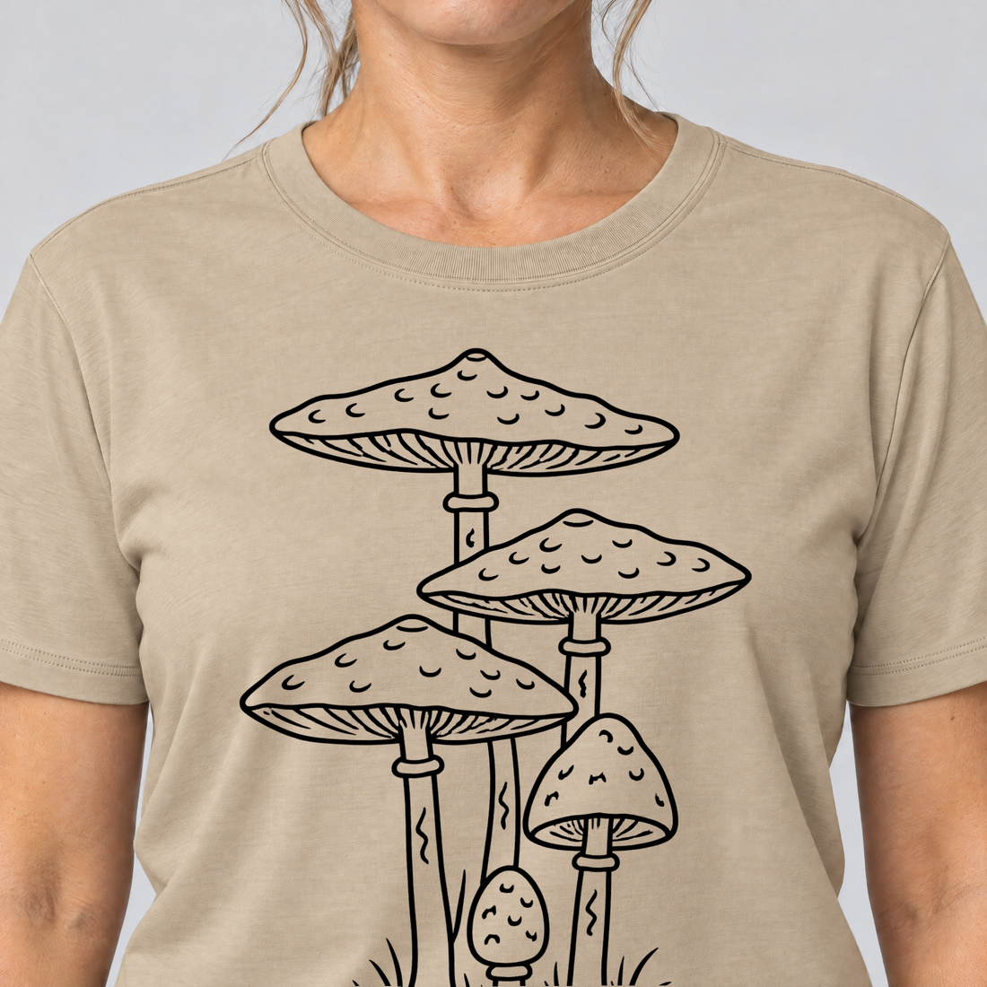 Nahaufnahme des Drucks: Parasolpilze – T-Shirt Unisex in Sand, von einer Frau getragen