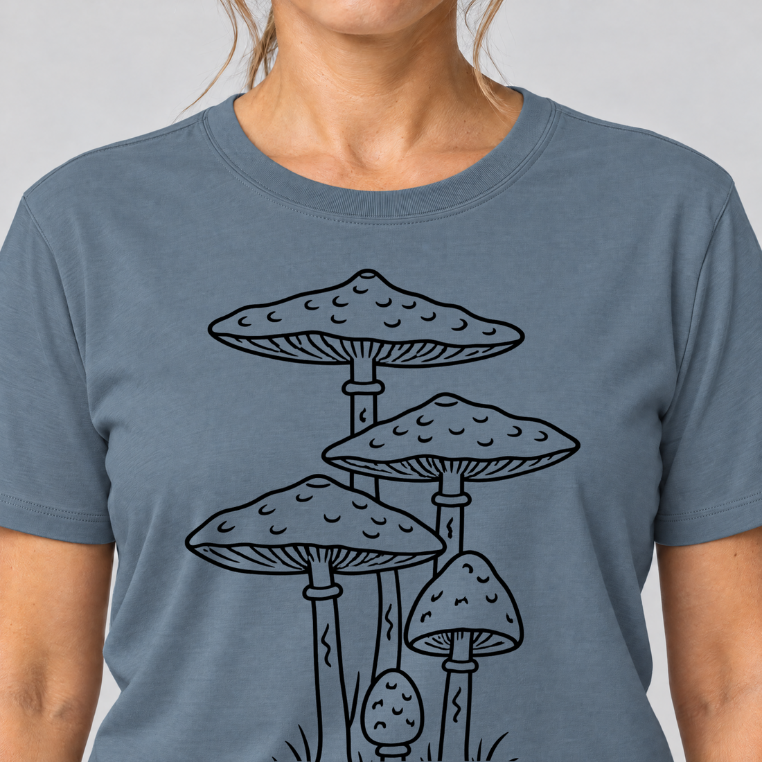 Nahaufnahme des Drucks: Parasolpilze – T-Shirt Unisex in Steinblau, von einer Frau getragen