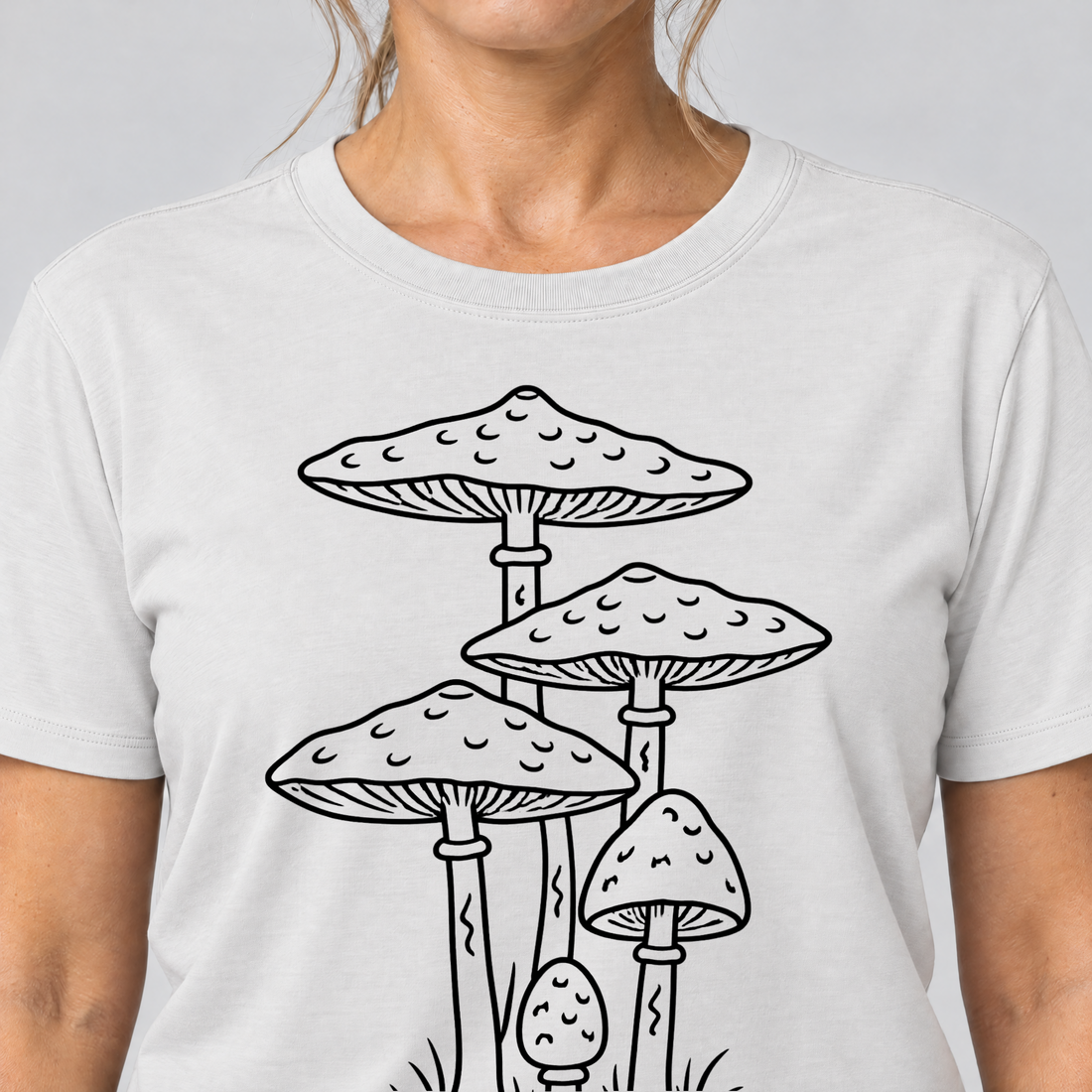 Nahaufnahme des Drucks: Parasolpilze – T-Shirt Unisex in Weiß, von einer Frau getragen