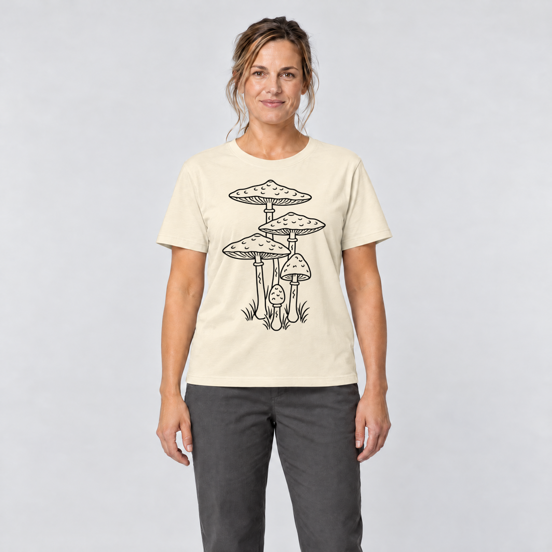 Frau trägt Parasolpilze – T-Shirt Unisex in Natur, Ansicht von vorn