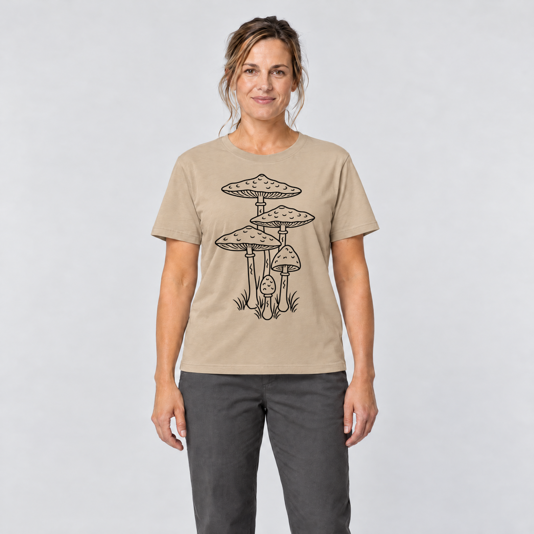 Frau trägt Parasolpilze – T-Shirt Unisex in Sand, Ansicht von vorn