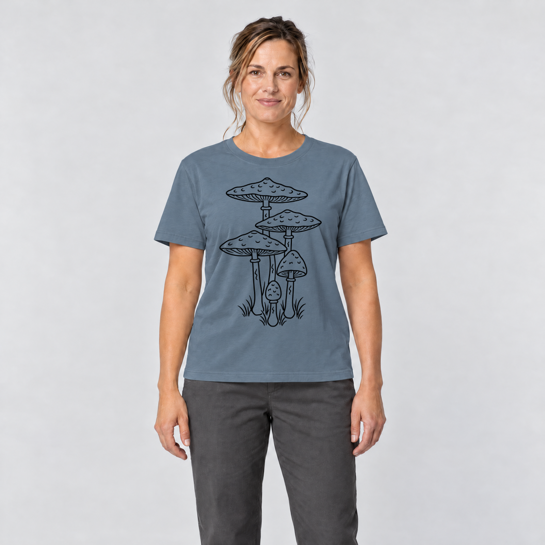 Frau trägt Parasolpilze – T-Shirt Unisex in Steinblau, Ansicht von vorn