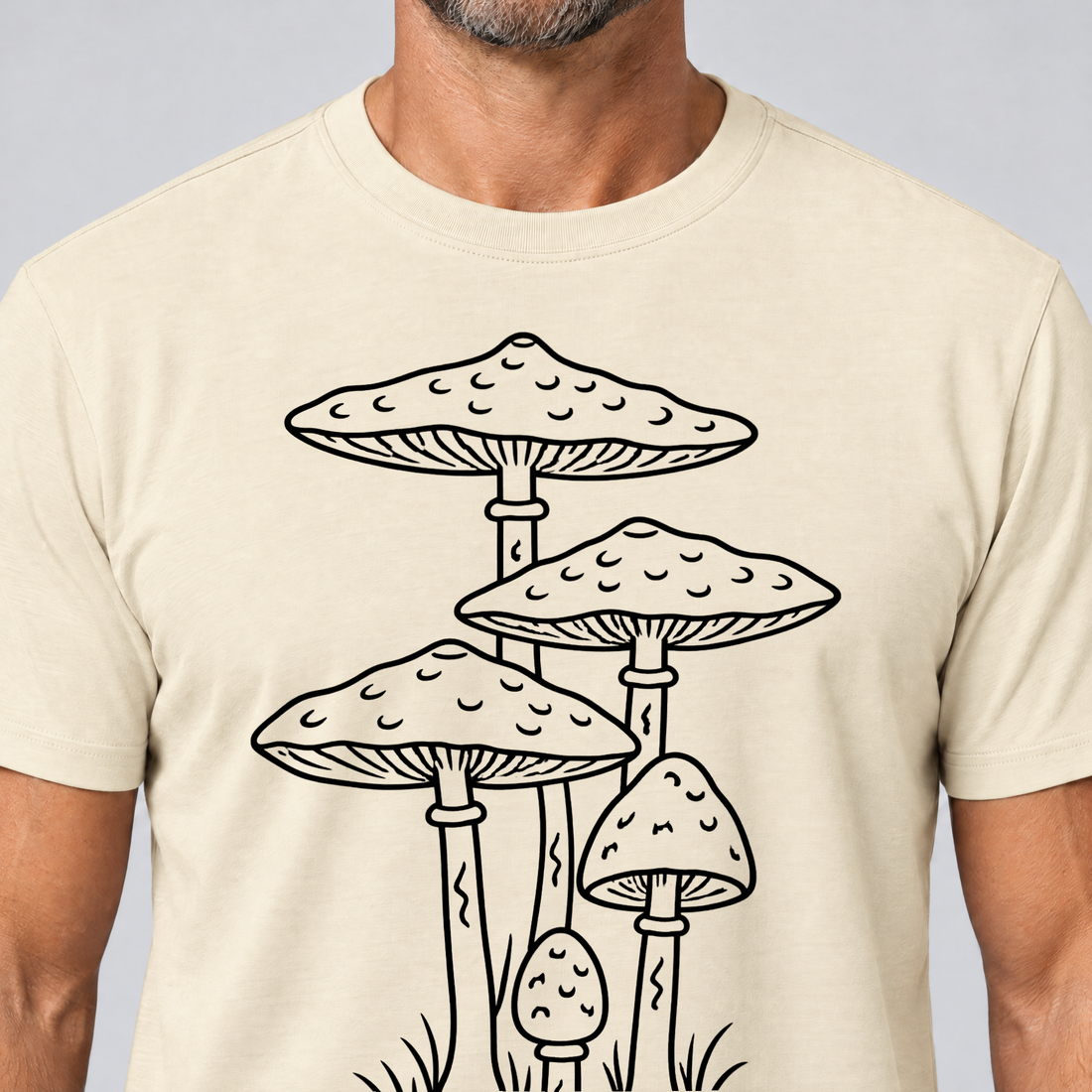 Nahaufnahme des Drucks: Parasolpilze – T-Shirt Unisex in Natur, von einem Mann getragen