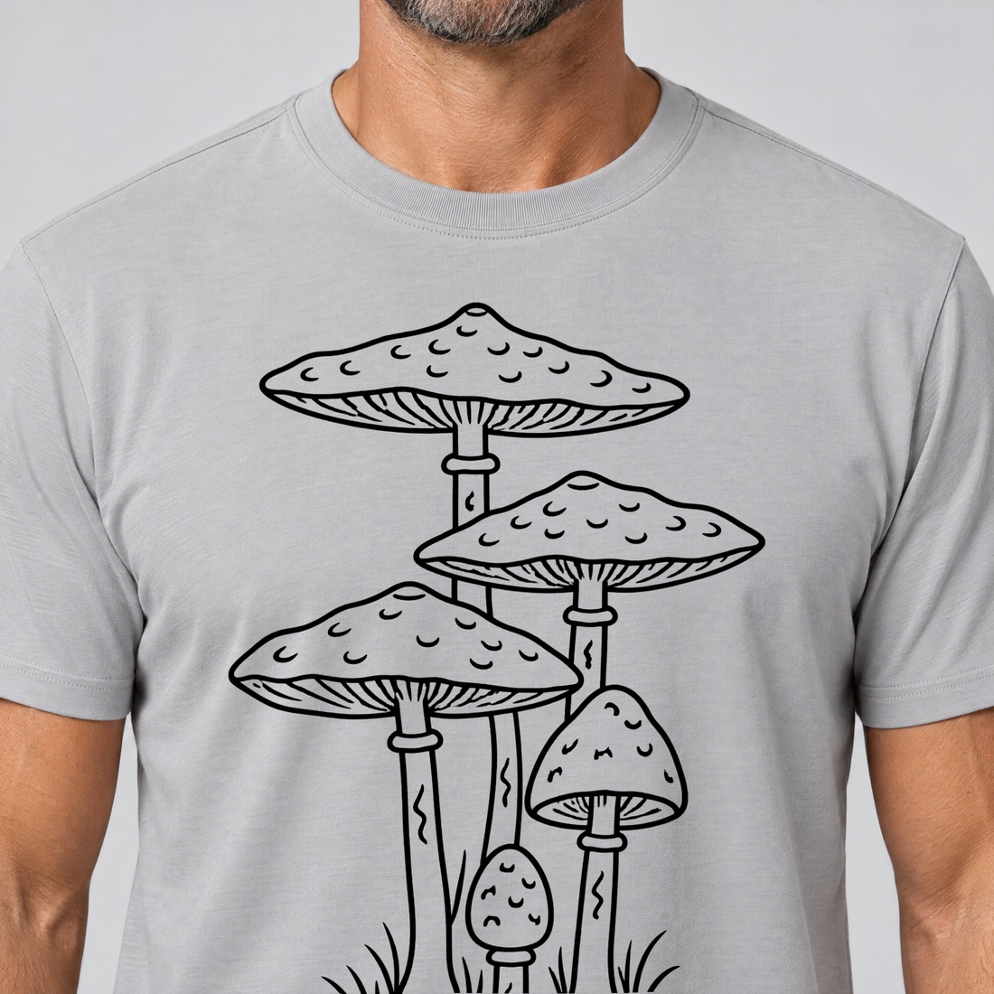 Nahaufnahme des Drucks: Parasolpilze – T-Shirt Unisex in Hellgrau, von einem Mann getragen