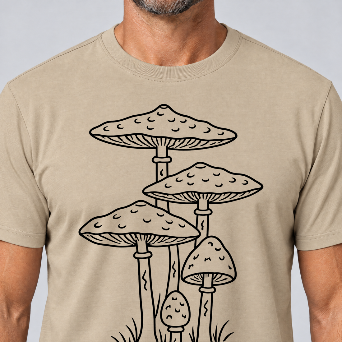 Nahaufnahme des Drucks: Parasolpilze – T-Shirt Unisex in Sand, von einem Mann getragen