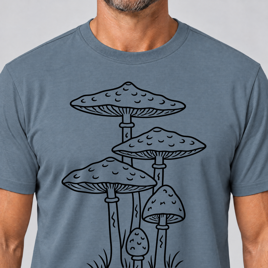 Nahaufnahme des Drucks: Parasolpilze – T-Shirt Unisex in Steinblau, von einem Mann getragen