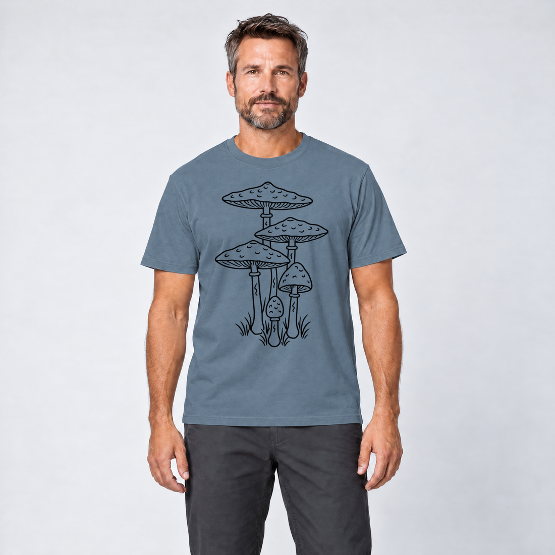 Mann trägt Parasolpilze – T-Shirt Unisex in Steinblau, Ansicht von vorn