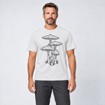 Mann trägt Parasolpilze – T-Shirt Unisex in Weiß, Ansicht von vorn