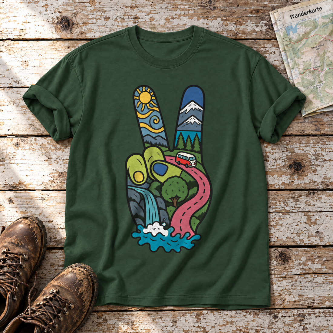 Peace-Hand mit Landschaft – T-Shirt Unisex in Flaschengrün, flach liegend auf alten Holzbrettern mit Wanderschuhen und Wanderkarte.