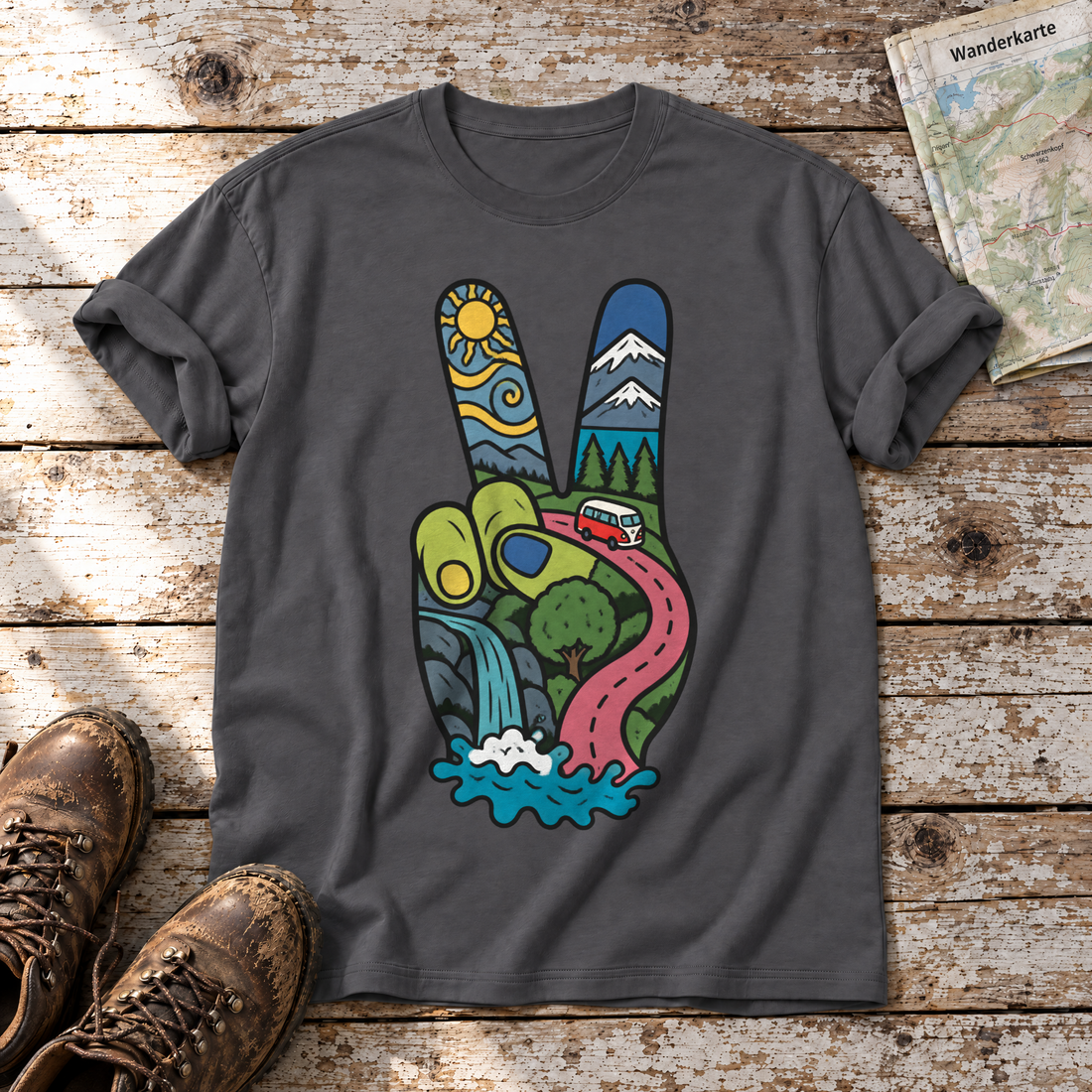 Peace-Hand mit Landschaft – T-Shirt Unisex in Dunkelgrau, flach liegend auf alten Holzbrettern mit Wanderschuhen und Wanderkarte.