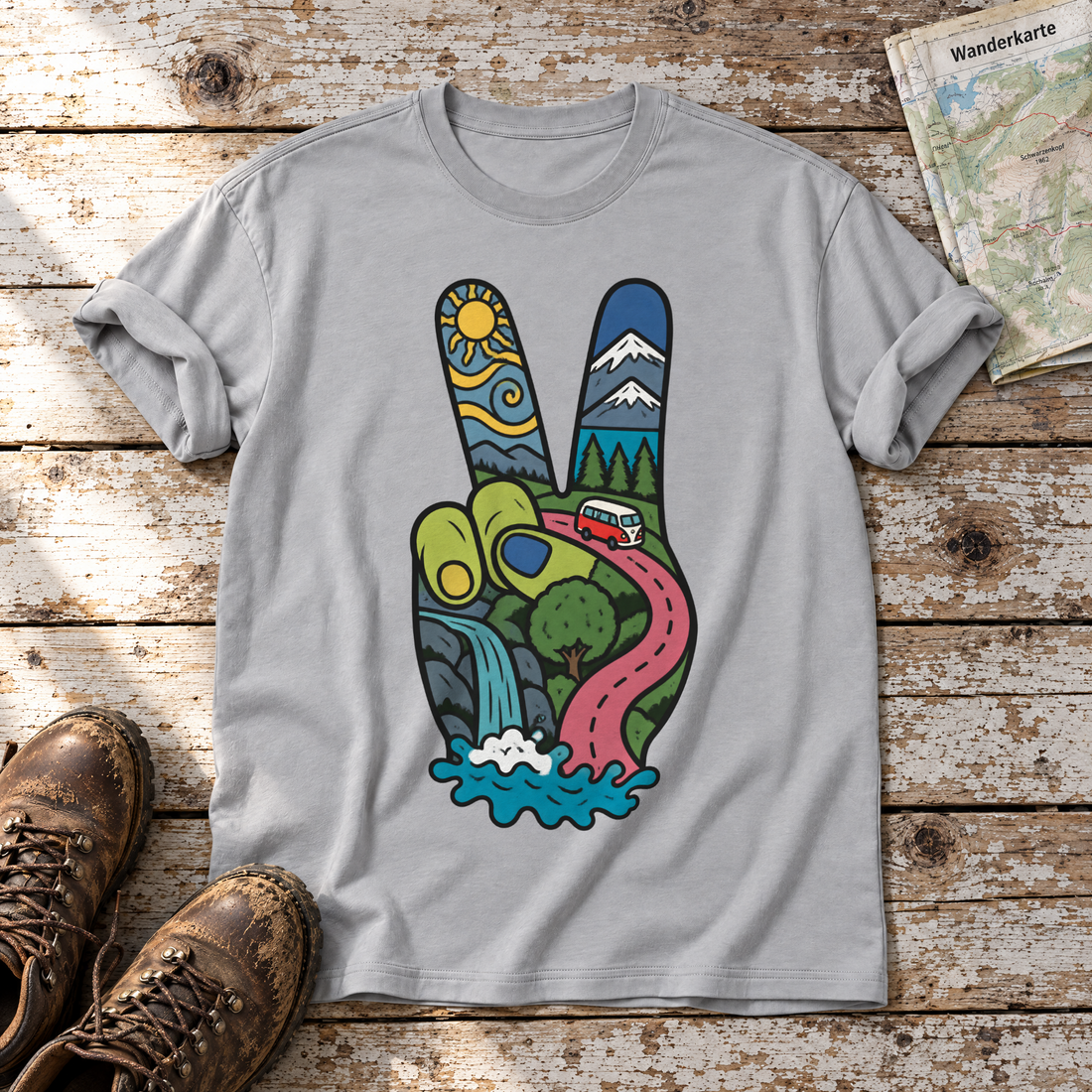 Peace-Hand mit Landschaft – T-Shirt Unisex in Hellgrau, flach liegend auf alten Holzbrettern mit Wanderschuhen und Wanderkarte.