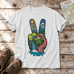 Peace-Hand mit Landschaft – T-Shirt Unisex in Weiß, flach liegend auf alten Holzbrettern mit Wanderschuhen und Wanderkarte.