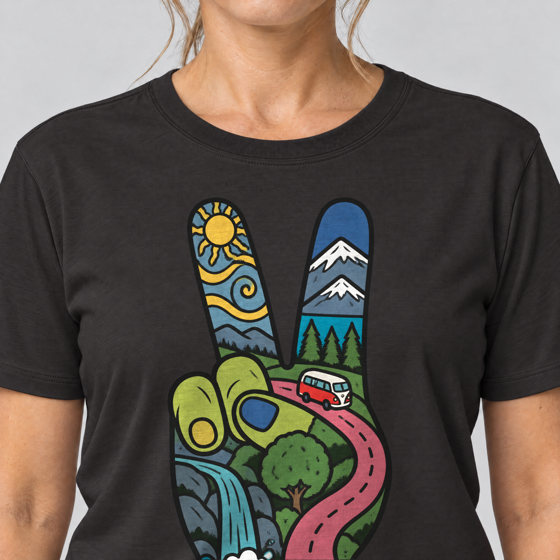 Nahaufnahme des Drucks: Peace-Hand mit Landschaft – T-Shirt Unisex in Schwarz, von einer Frau getragen