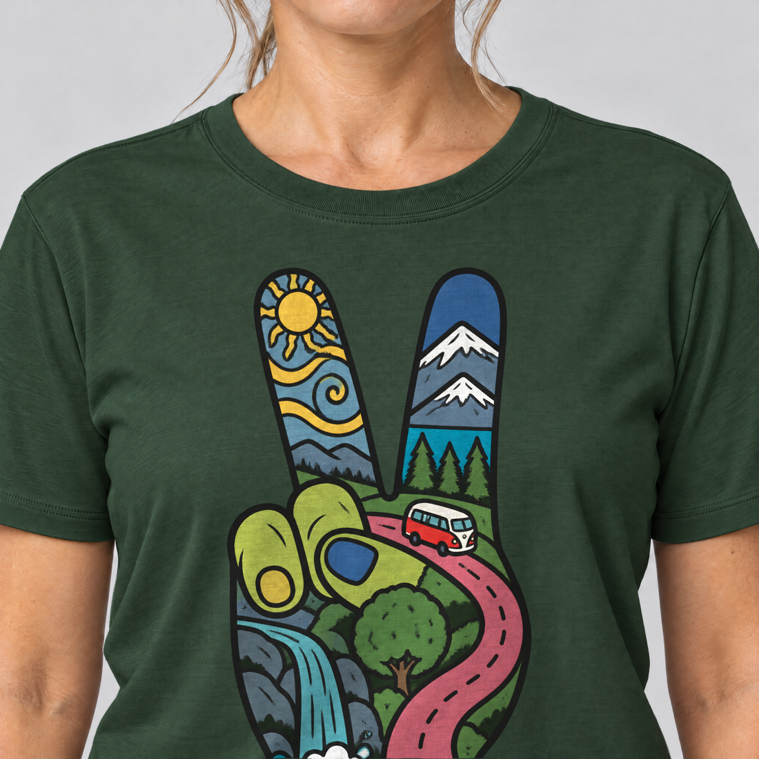 Nahaufnahme des Drucks: Peace-Hand mit Landschaft – T-Shirt Unisex in Flaschengrün, von einer Frau getragen