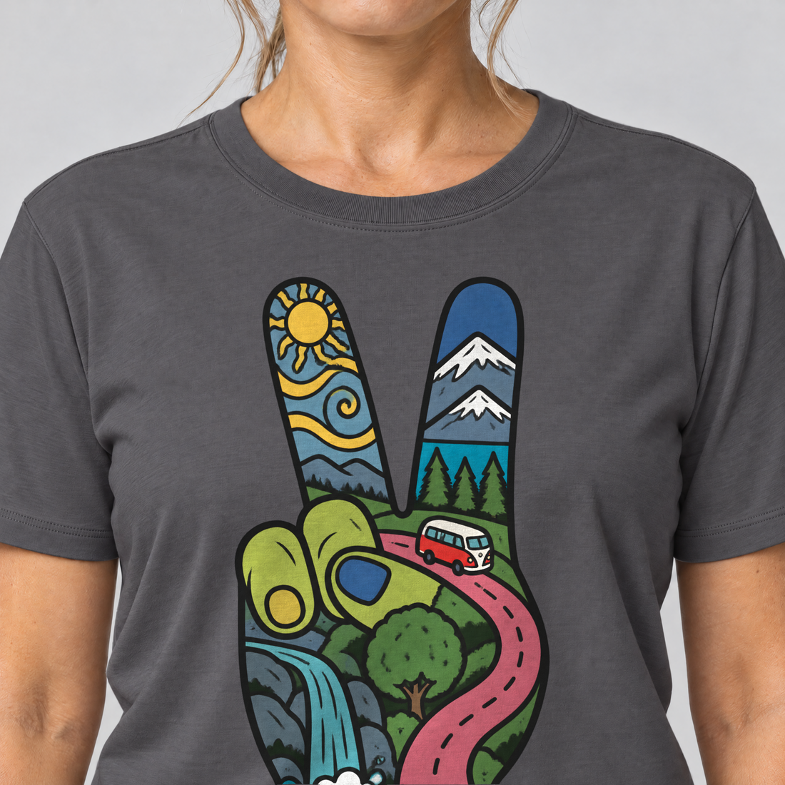 Nahaufnahme des Drucks: Peace-Hand mit Landschaft – T-Shirt Unisex in Dunkelgrau, von einer Frau getragen