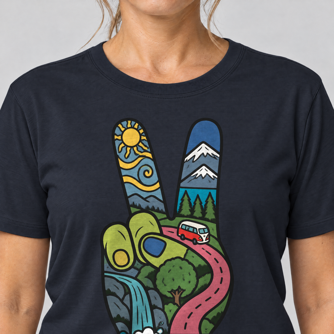 Nahaufnahme des Drucks: Peace-Hand mit Landschaft – T-Shirt Unisex in Navy, von einer Frau getragen