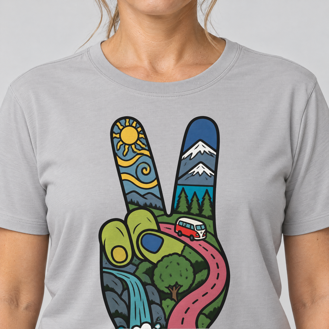 Nahaufnahme des Drucks: Peace-Hand mit Landschaft – T-Shirt Unisex in Hellgrau, von einer Frau getragen
