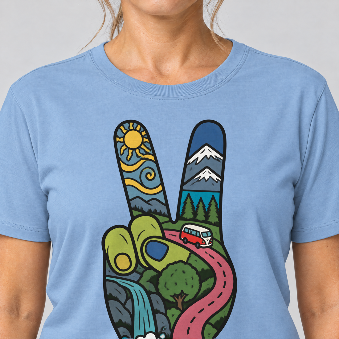 Nahaufnahme des Drucks: Peace-Hand mit Landschaft – T-Shirt Unisex in Himmelblau, von einer Frau getragen