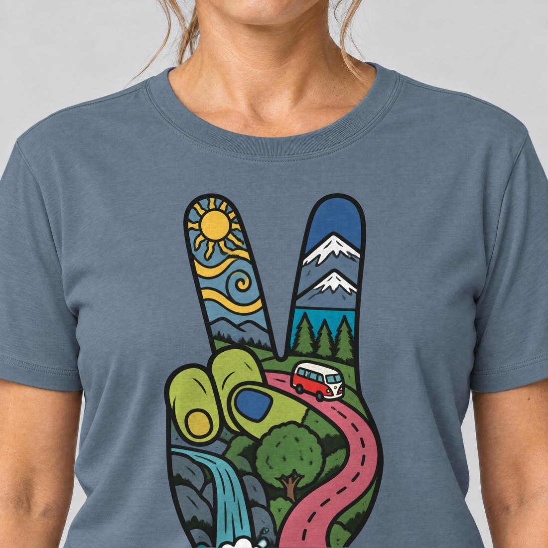 Nahaufnahme des Drucks: Peace-Hand mit Landschaft – T-Shirt Unisex in Steinblau, von einer Frau getragen