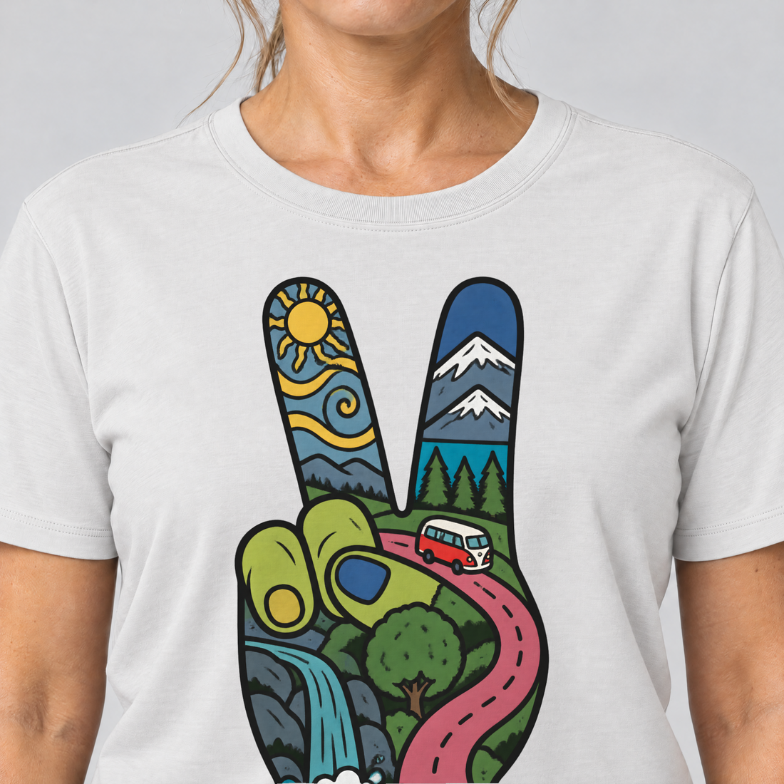 Nahaufnahme des Drucks: Peace-Hand mit Landschaft – T-Shirt Unisex in Weiß, von einer Frau getragen