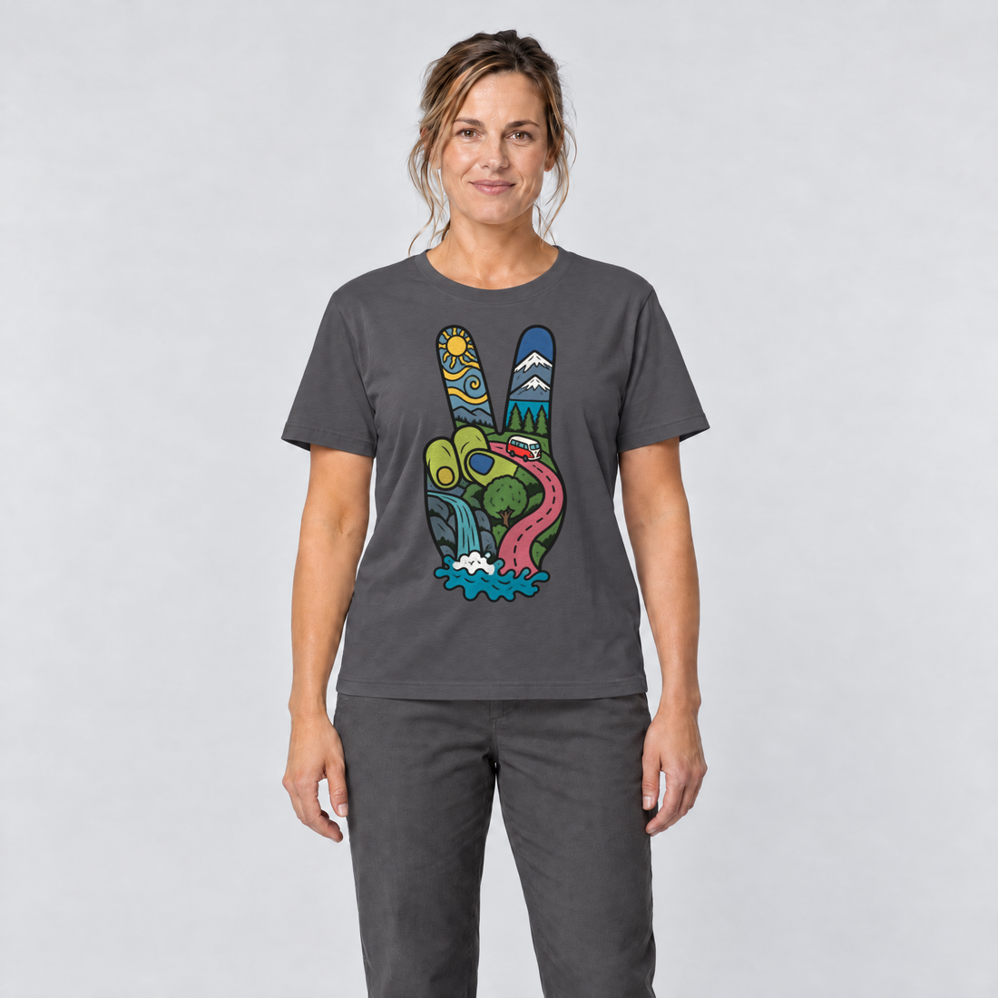 Frau trägt Peace-Hand mit Landschaft – T-Shirt Unisex in Dunkelgrau, Ansicht von vorn