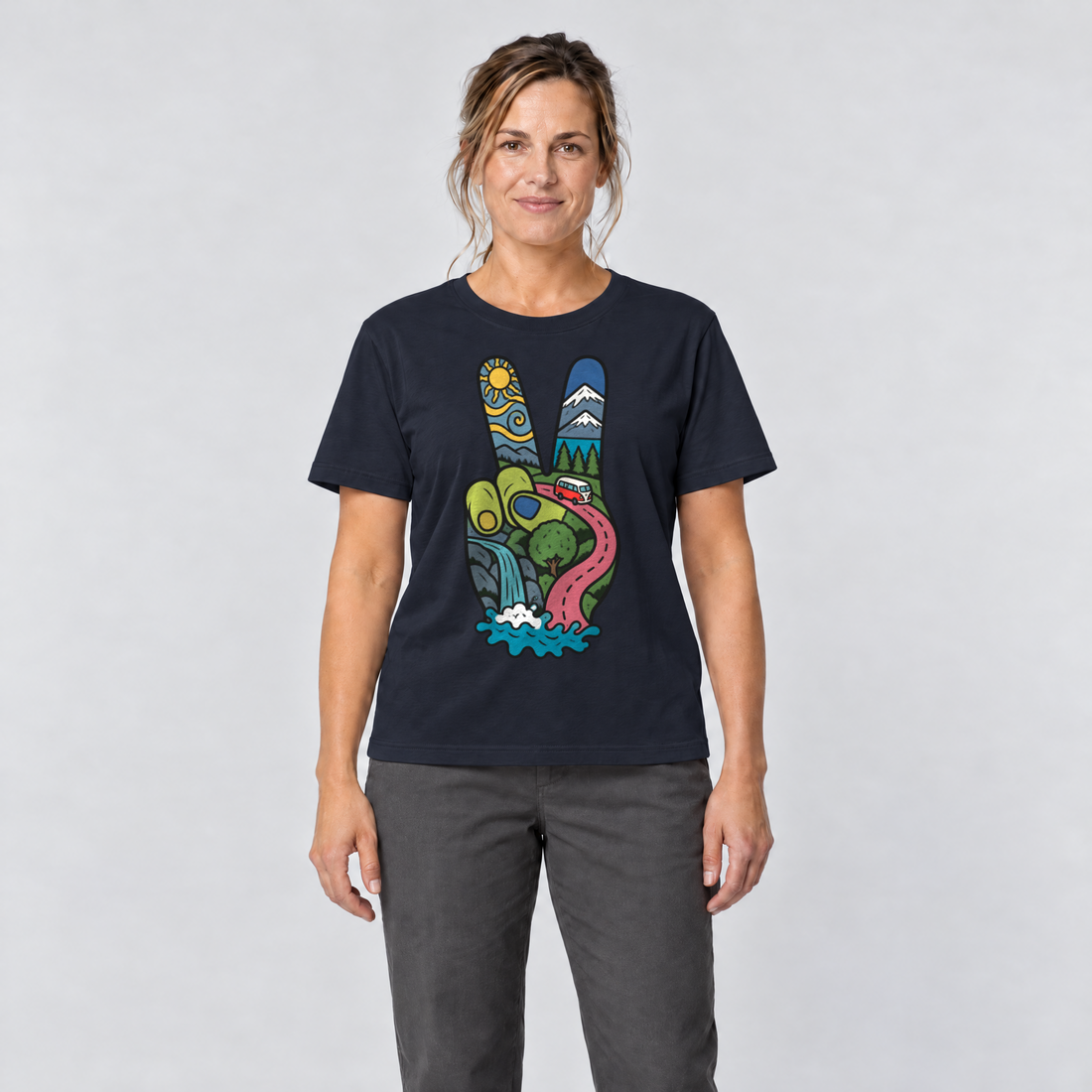 Frau trägt Peace-Hand mit Landschaft – T-Shirt Unisex in Navy, Ansicht von vorn