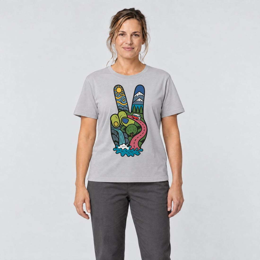 Frau trägt Peace-Hand mit Landschaft – T-Shirt Unisex in Hellgrau, Ansicht von vorn