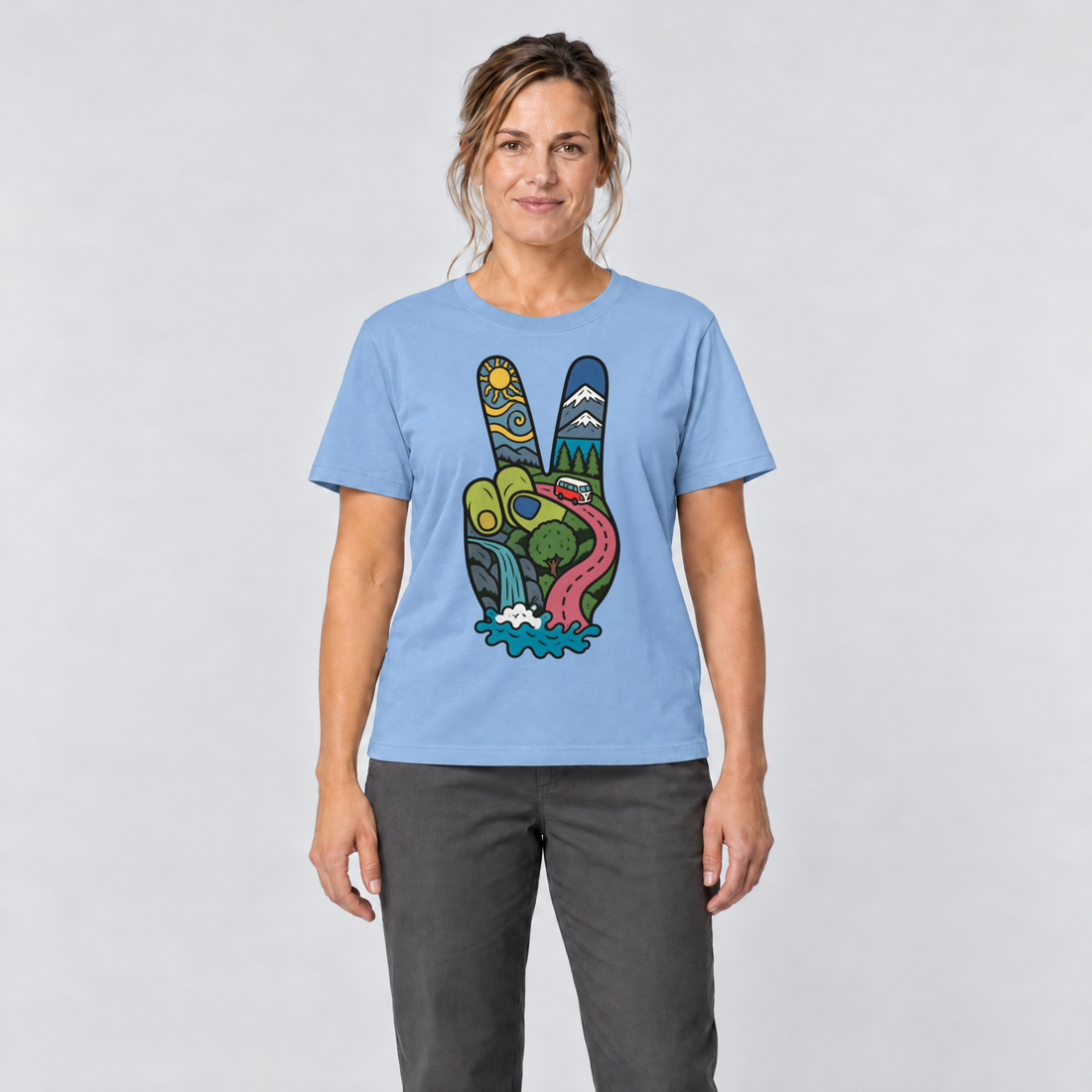 Frau trägt Peace-Hand mit Landschaft – T-Shirt Unisex in Himmelblau, Ansicht von vorn