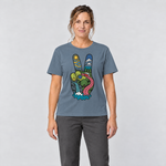 Frau trägt Peace-Hand mit Landschaft – T-Shirt Unisex in Steinblau, Ansicht von vorn