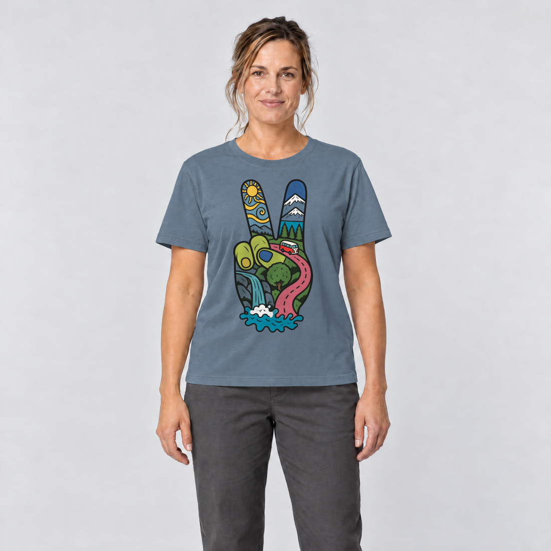 Frau trägt Peace-Hand mit Landschaft – T-Shirt Unisex in Steinblau, Ansicht von vorn