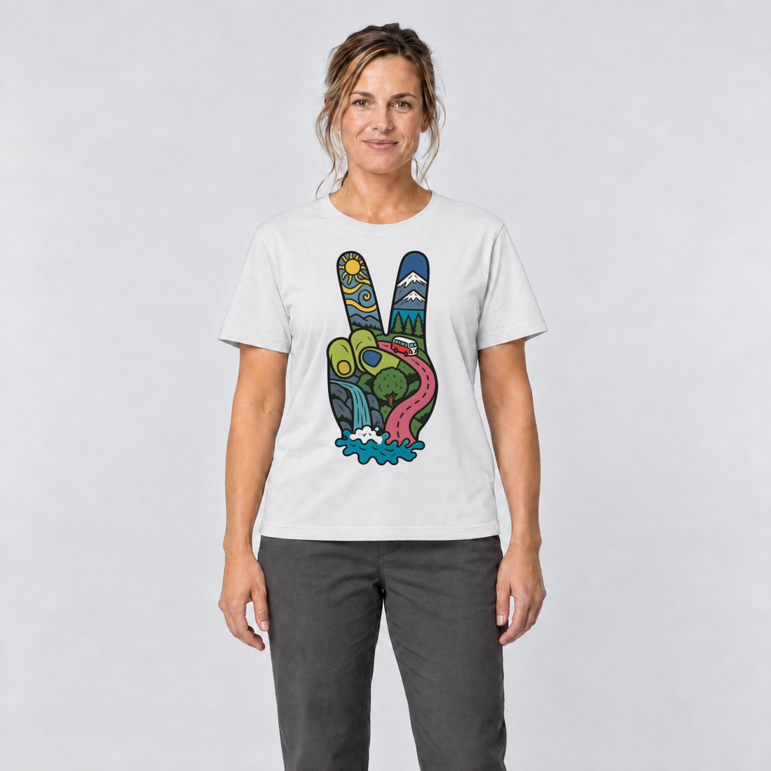 Frau trägt Peace-Hand mit Landschaft – T-Shirt Unisex in Weiß, Ansicht von vorn