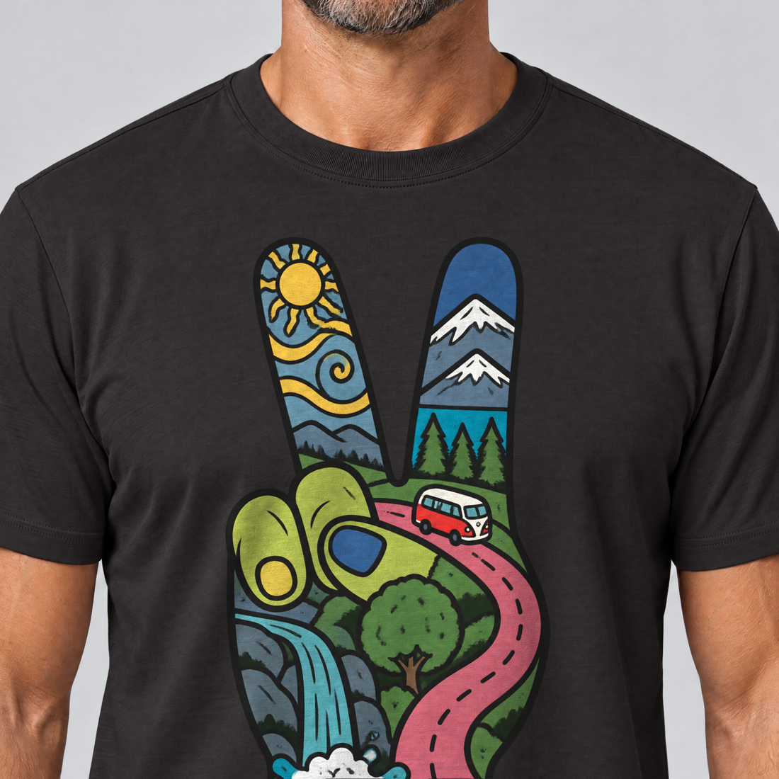 Nahaufnahme des Drucks: Peace-Hand mit Landschaft – T-Shirt Unisex in Schwarz, von einem Mann getragen