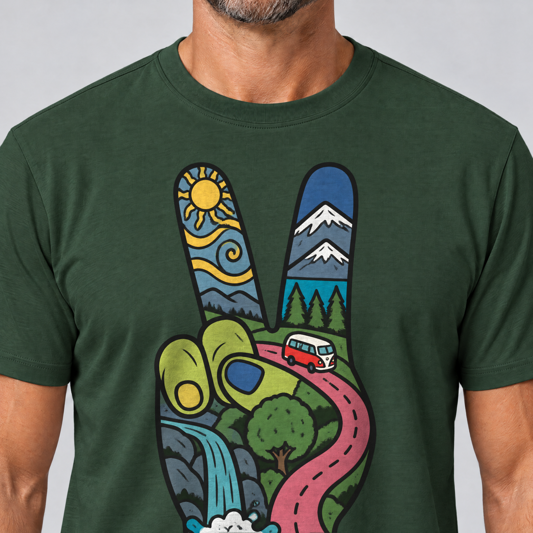 Nahaufnahme des Drucks: Peace-Hand mit Landschaft – T-Shirt Unisex in Flaschengrün, von einem Mann getragen