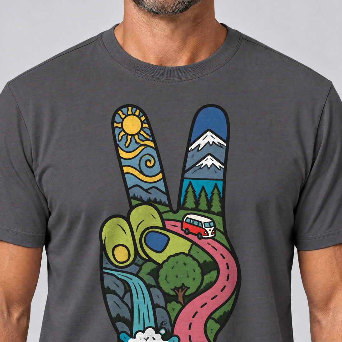 Nahaufnahme des Drucks: Peace-Hand mit Landschaft – T-Shirt Unisex in Dunkelgrau, von einem Mann getragen